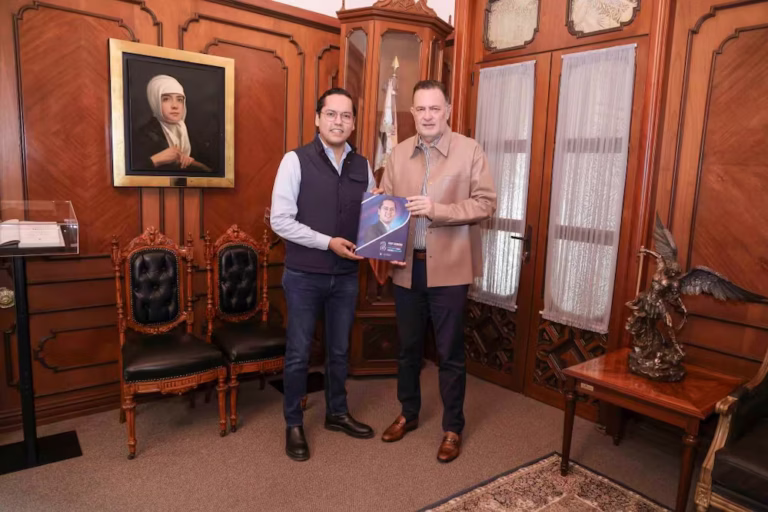 Chepe Guerrero entrega informe de resultados de su gobierno al gobernador Mauricio Kuri