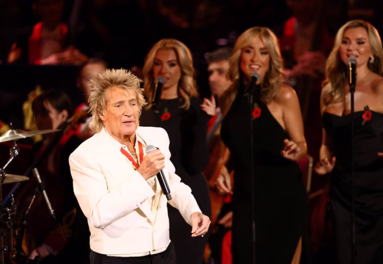 Rod Stewart cancela su gira en México tras someterse a la colocación de un stent coronario.