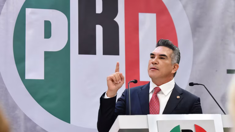 Morena “le huye a la crítica” por ser un gobierno débil, asegura Alito Moreno