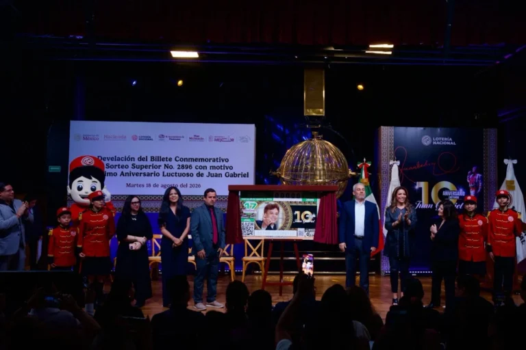 Develan billete de la Lotería Nacional por décimo aniversario luctuoso de Juan Gabriel