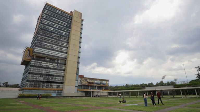 La UNAM aplica examen presencial de control tras detectar irregularidades y uso de IA en su prueba en línea.