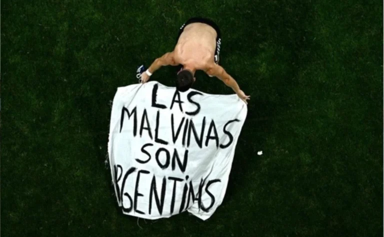 FIFA sanciona a Argentina con veto y multas por pancarta de Malvinas e incidentes en el Mundial