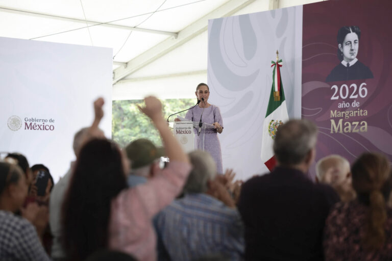 Claudia Sheinbaum enfrenta protestas en Colima durante informe de gobierno y atribuye gritos al ‘prianismo’