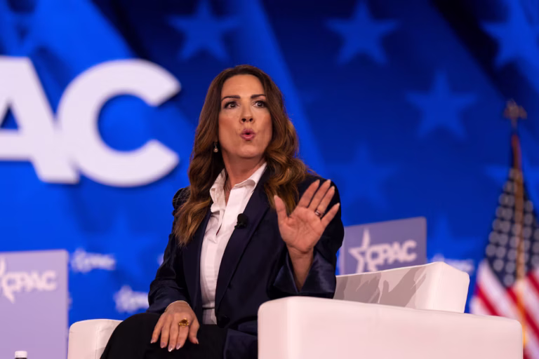 EEUU revocará visas con solo sospechar de nexos con el narcotráfico, advierte Sara Carter
