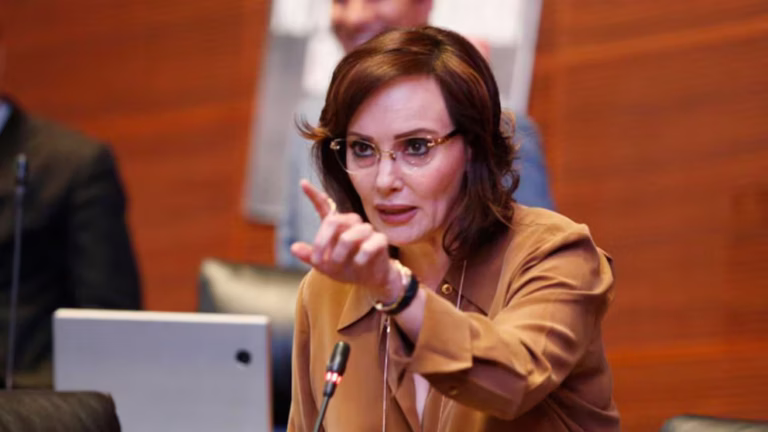 Lilly Téllez encara a Enrique Inzunza en su regreso al Senado tras cuatro meses de ausencia