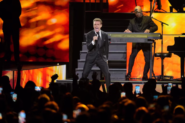 Luis Miguel anuncia su regreso a los escenarios con un nuevo tour mundial confirmado para 2027