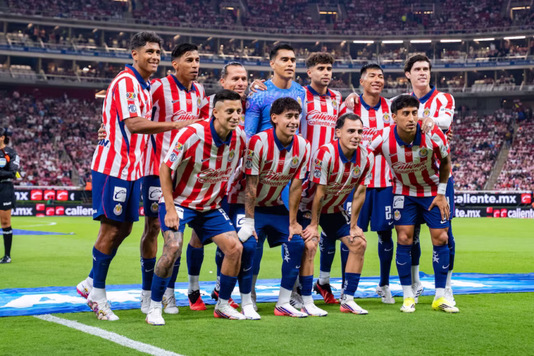 Chivas escala al liderato general de la Liga MX tras golear a Pumas