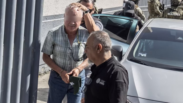 Ernesto Ruffo llega a su domicilio en Ensenada para cumplir prisión preventiva domiciliaria por caso de huachicol