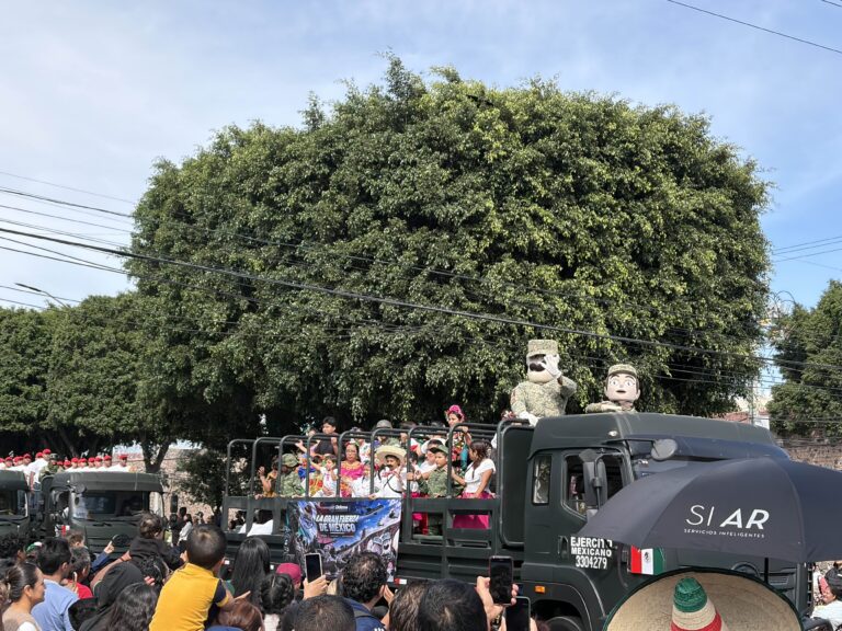 Familias queretanas abarrotan Avenida Zaragoza para el Desfile Cívico-Militar del 16 de septiembre