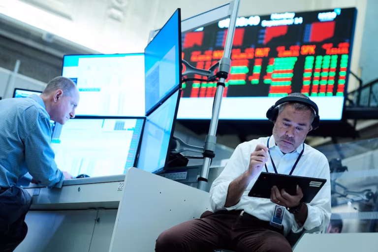 Wall Street cae arrastrado por el sector tecnológico ante advertencias sobre riesgos de la IA