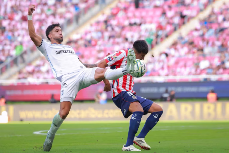 Gallos Blancos de Querétaro vence 2-0 a Chivas en el Estadio Akron en la Jornada 10