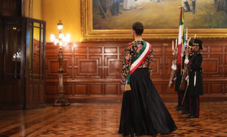 Atacan a balazos la casa de Elvis Guerra, artesano muxe que bordó el vestido de Claudia Sheinbaum