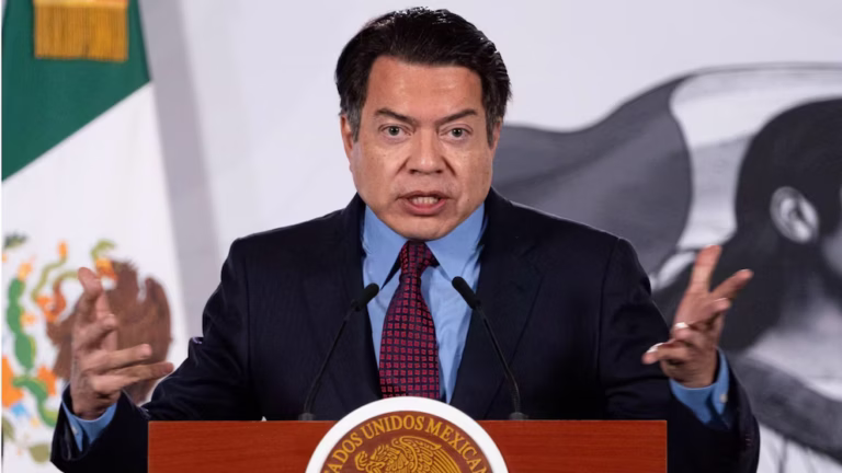 Mario Delgado justifica retroceso de México en PISA 2025 y responsabiliza a los dispositivos móviles