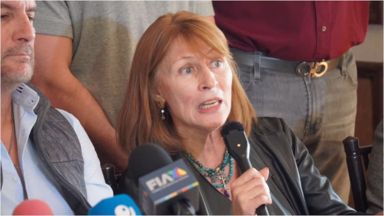 Tatiana Clouthier acepta a regañadientes el triunfo de Clara Luz Flores en Morena Nuevo León y solo respalda a Claudia Sheinbaum
