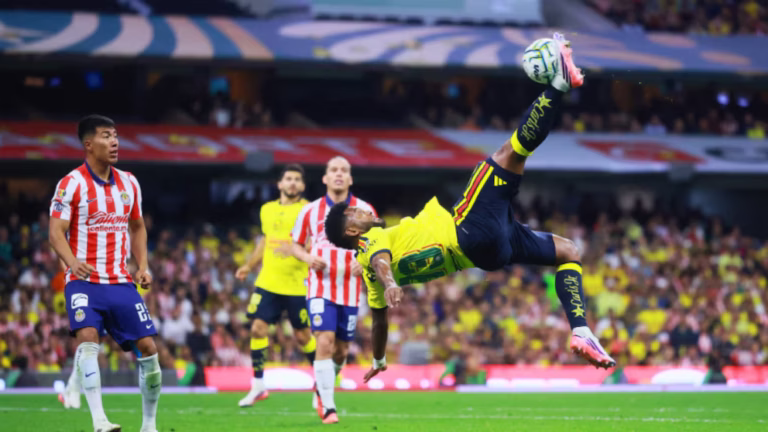 Miguel Borja firma doblete y rescata empate para América frente a Chivas en el Clásico Nacional