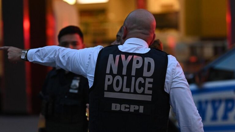 Mujer apuñala a dos personas en Times Square y es abatida por la policía de Nueva York