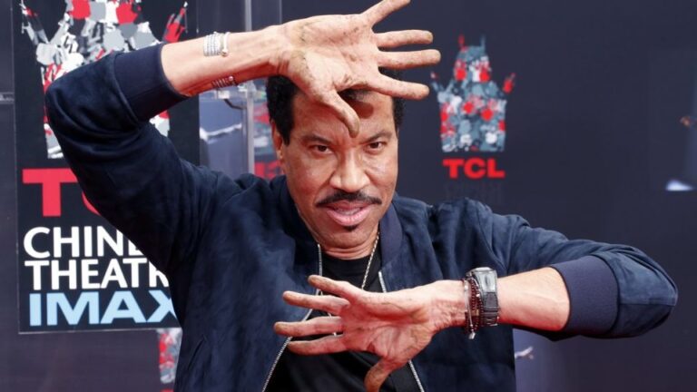 El cantante Lionel Richie recibe el alta médica tras permanecer tres días hospitalizado por pruebas cardiacas