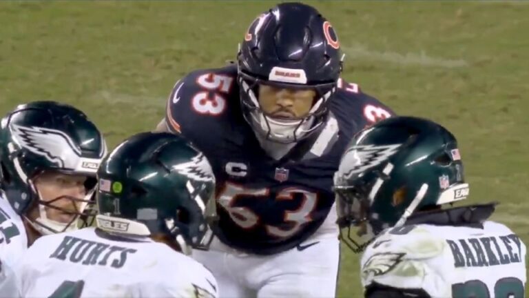 T.J.Edwards intercepta a Jalen Hurts tras escuchar la jugada de Eagles en pleno partido