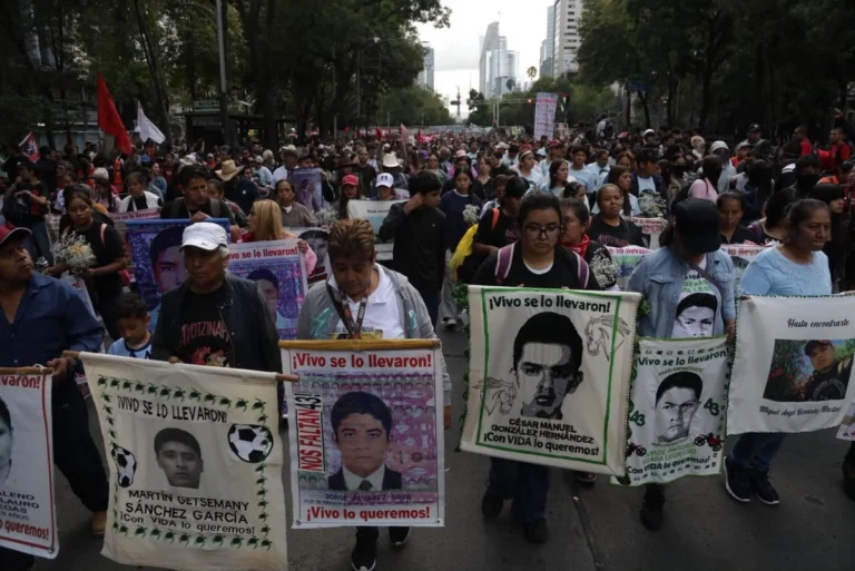 Marcha por Ayotzinapa reúne a 5 mil personas en la CDMX; autoridades reportan saldo blanco