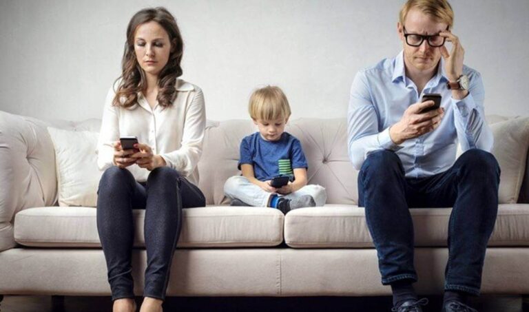 Padres deben reducir el uso del celular para no frenar el aprendizaje y lenguaje de sus hijos