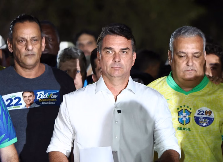 Flávio Bolsonaro llega a Estados Unidos tras perder su pasaporte y las elecciones presidenciales ante Lula