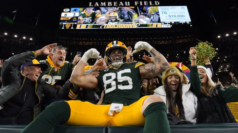 Packers vencen a Panthers en el Thursday Night Football con la inspiración de los Brewers