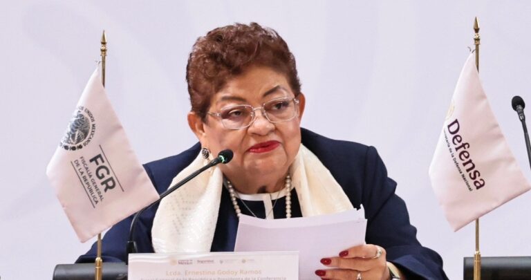 Madres buscadoras demandan a Ernestina Godoy y a 32 fiscales por fallas en el Banco Nacional de Datos Forenses