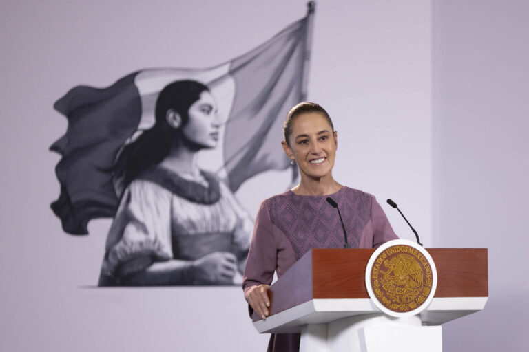 Claudia Sheinbaum rechaza violencia tras irrupción en Los Pinos y vandalización de estatua de Felipe Calderón