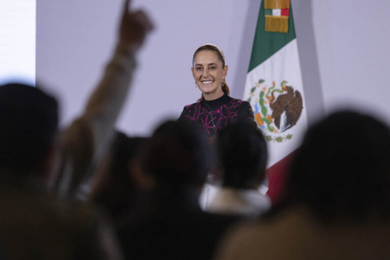Claudia Sheinbaum anuncia que el IMSS prepara un «programa integral» con mayor aumento salarial y plazas