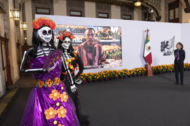 Gobierno celebra Día de Muertos en La Mañanera y muestra festejo de mexicanos en EEUU: “La muerte es parte de la vida”
