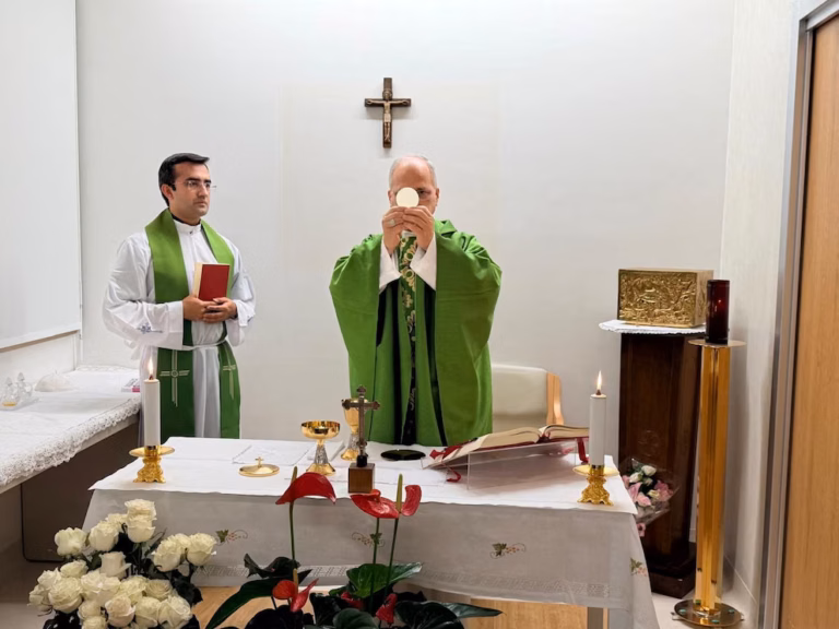El Vaticano difunde primera foto del papa León XIV tras cirugía pulmonar y confirma «mejora constante»
