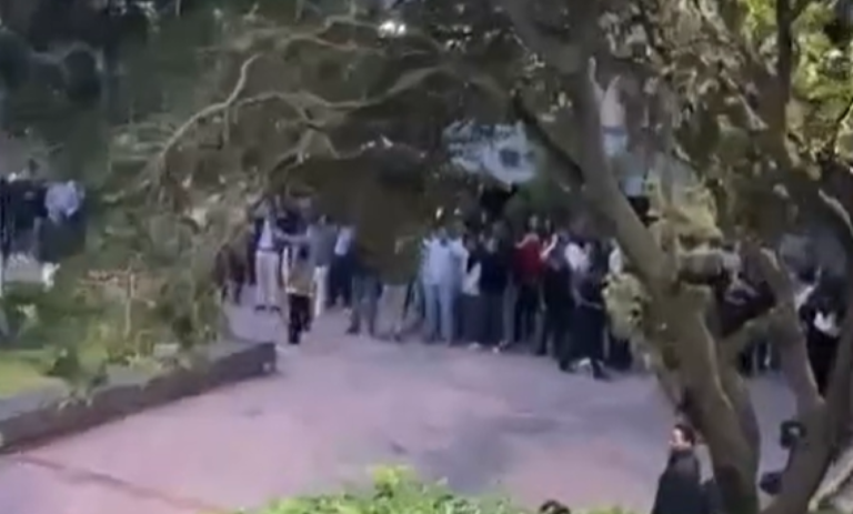 Estudiantes de la UAQ inician plantón frente a Rectoría