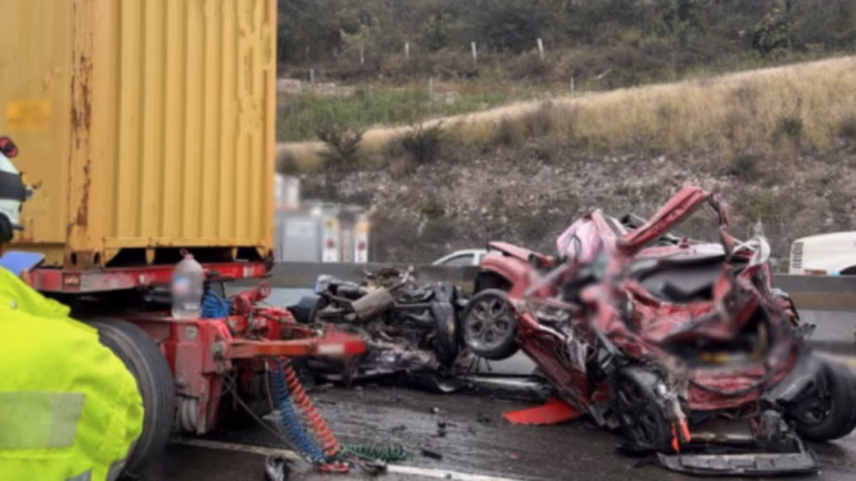 Choque múltiple en la México-Querétaro dejó un muerto y siete heridos entre tráiler y varios autos