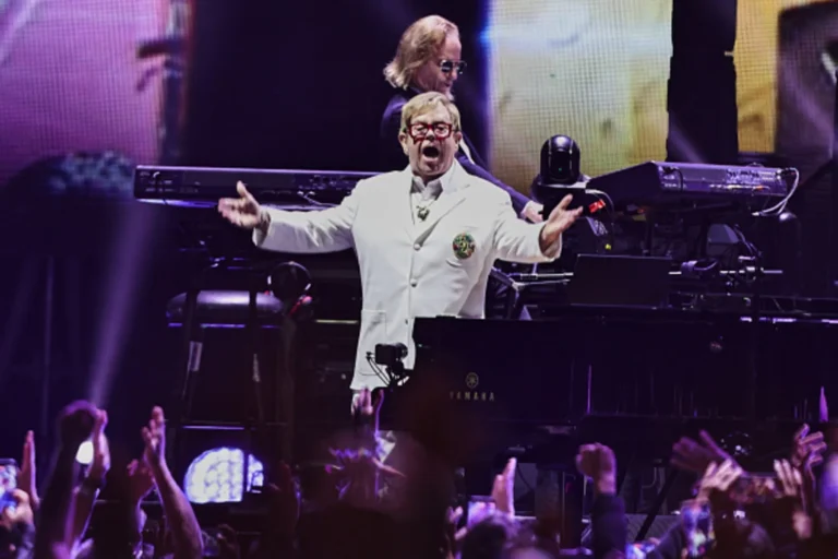 Elton John se despide de México entre nostalgia, ovaciones y fuegos artificiales