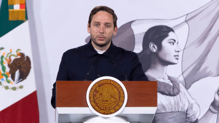 Gobierno explica desabasto por desvío de medicamentos e incumplimiento empresarial; garantiza compra para 2027