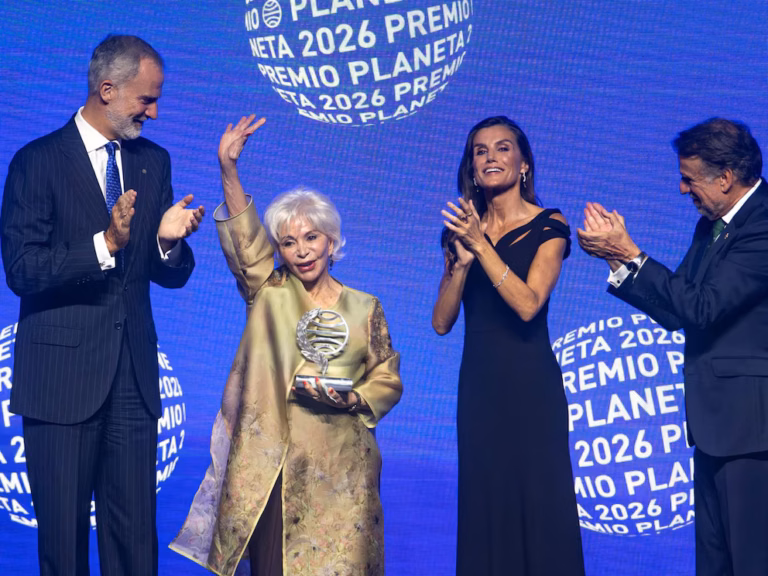 Isabel Allende gana el Premio Planeta 2026 con «La hora antes del alba» y aclara que no es una secuela directa