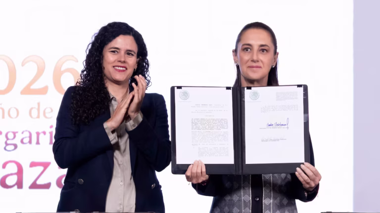 Claudia Sheinbaum firma decreto para prohibir la doble nacionalidad a la presidencia y gubernaturas