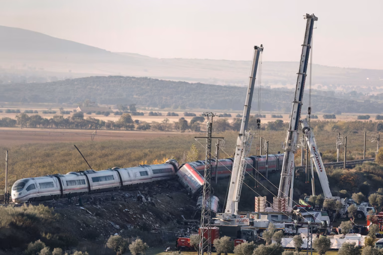 SRE confirma siete mexicanos heridos en accidente de trenes en España; hay uno no localizado