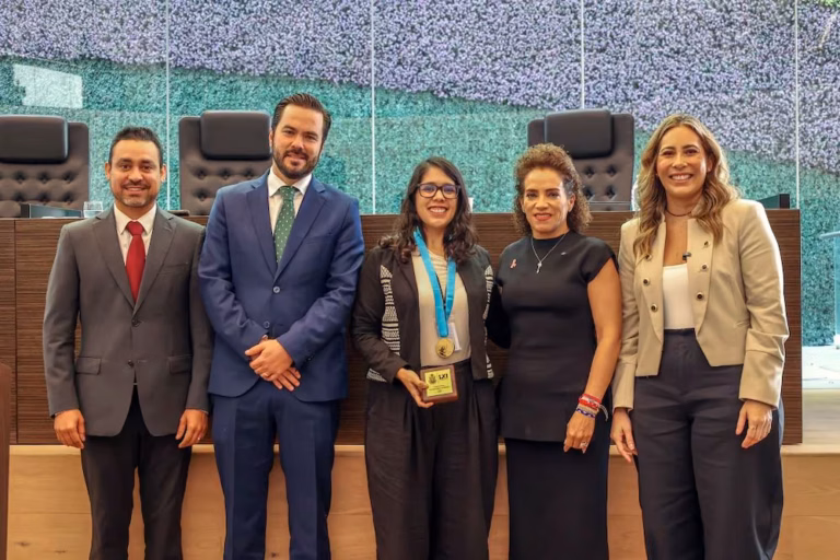 Reconocen a Alejandra Medina por su labor científica en Querétaro