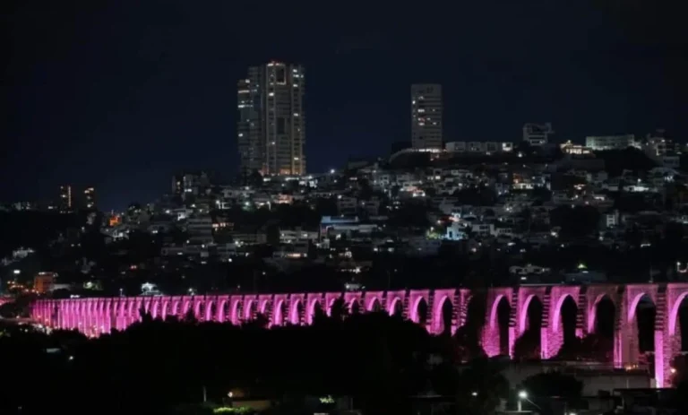 Los Arcos de Querétaro se iluminan de rosa en el Mes de la Sensibilización sobre el Cáncer de Mama