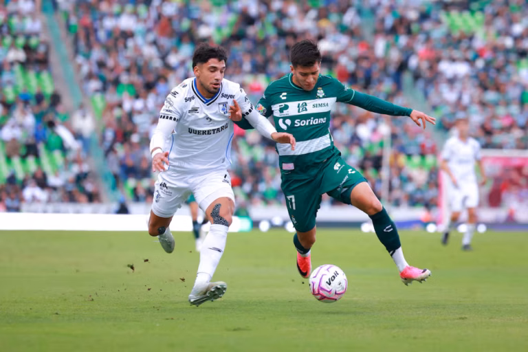 Santos Laguna humilla 0-5 a Gallos Blancos en el TSM con triplete de Tahiel Jiménez