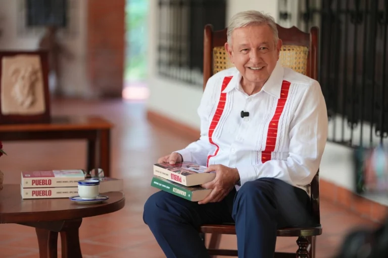 AMLO reaparece para presentar su libro ‘Pueblo’ dedicado a Claudia Sheinbaum y arremete contra injerencismo de EEUU