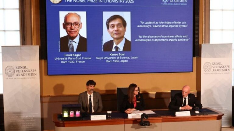 Henri B. Kagan y Kenso Soai ganan el Premio Nobel de Química 2026 por el desarrollo de la homoquiralidad sintética