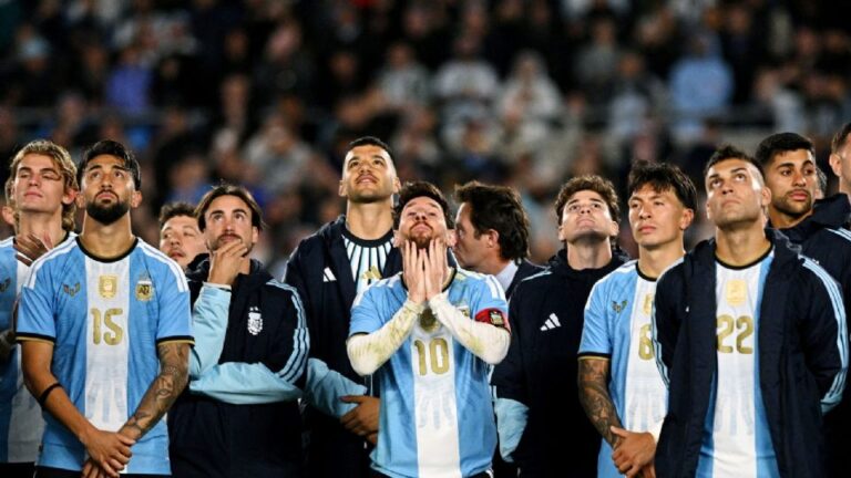 Abuchean comercial de aseguradora durante el homenaje de despedida a Lionel Messi en el Estadio Monumental