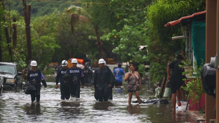 Huracán “Simón” se mantiene en categoría 3 y tocaría tierra el jueves en Mazatlán, Sinaloa