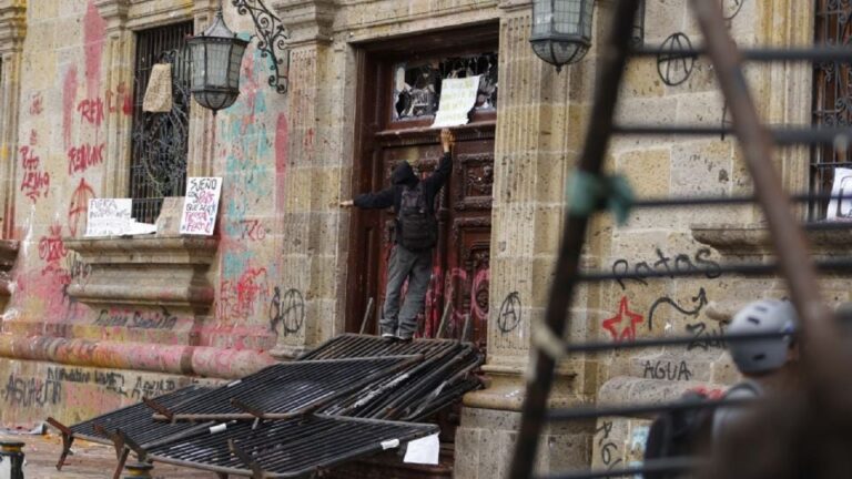 Encapuchados destruyen puertas del Palacio de Gobierno en Guadalajara durante marcha por agua limpia