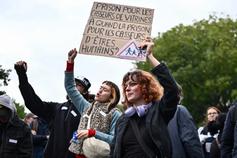 Emmanuel Macron llama a la calma tras el retorno de protestas estudiantiles en Francia pese a restricciones