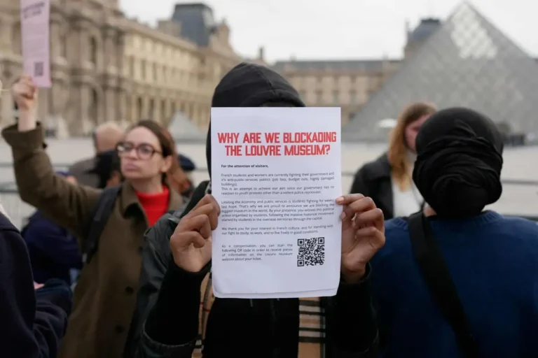 Museo del Louvre cierra sus puertas en París por protesta estudiantil