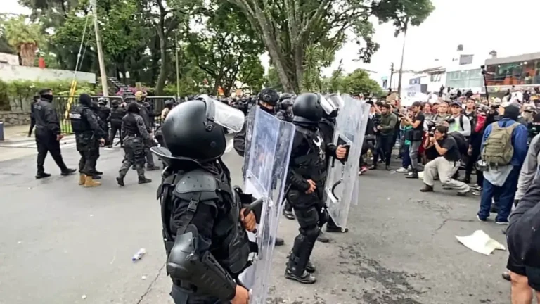 Policía de Jalisco reprime marcha multitudinaria por agua contaminada en Guadalajara